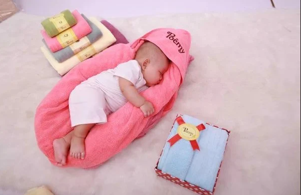 Cách quấn khăn cho trẻ sơ sinh giúp bé ngủ ngon sâu giấc